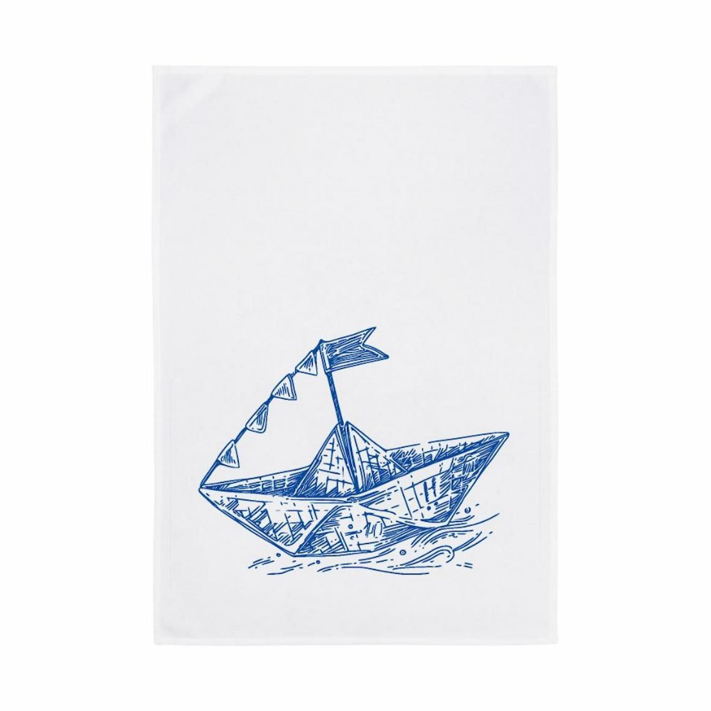 Blaues Schiff auf Gewässer auf Geschirrtuch