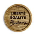 Eingekerbter Holzuntersetzer mit dem aufgedruckten Spruch „Liberté égalité Chardonnay"