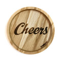 Eingekerbter Holzuntersetzer mit dem aufgedruckten Spruch „Cheers"