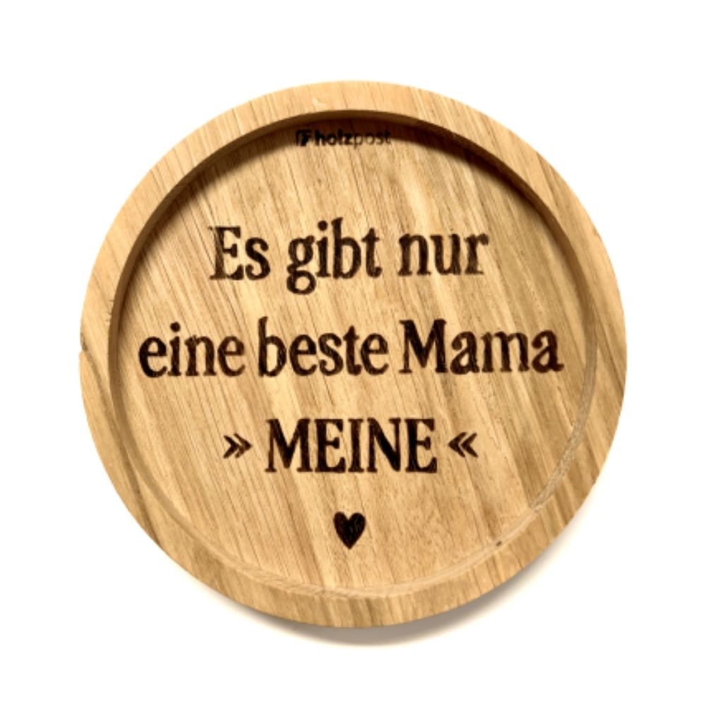 Eingekerbter Holzuntersetzer mit dem aufgedruckten Spruch „Es gibt nur eine beste Mama >MEINE<"