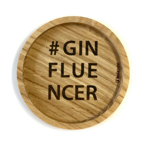 Eingekerbter Holzuntersetzer mit dem aufgedruckten Spruch „#GINFLUENCER"