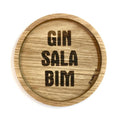 Eingekerbter Holzuntersetzer mit dem aufgedruckten Spruch „GIN SALA BIM"