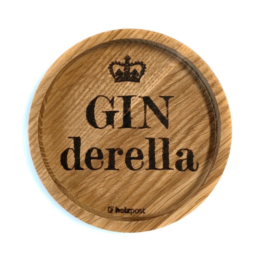 Eingekerbter Holzuntersetzer mit dem aufgedruckten Spruch „GINderella" und einer kleinen Krone