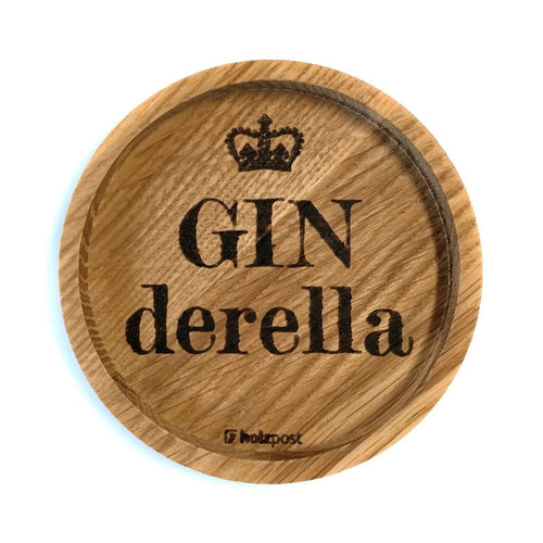 Eingekerbter Holzuntersetzer mit dem aufgedruckten Spruch „GINderella" und einer kleinen Krone