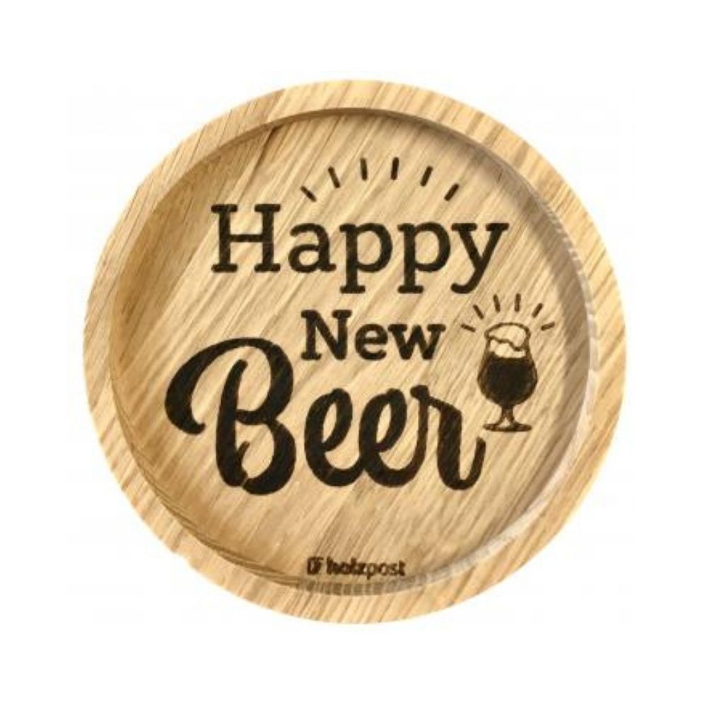 Eingekerbter Holzuntersetzer mit dem aufgedruckten Spruch „Happy New Beer" und einem Bierglas
