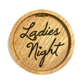 Eingekerbter Holzuntersetzer mit dem aufgedruckten Spruch „Ladies Night"