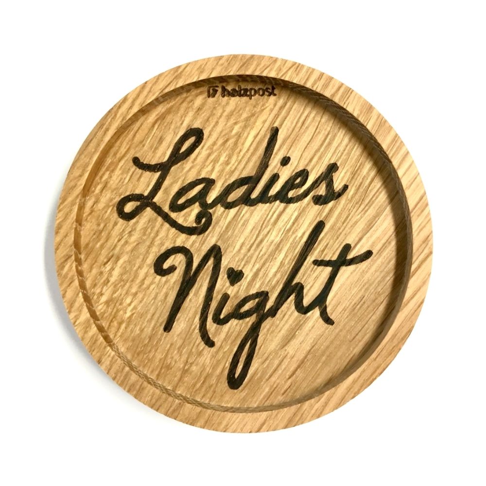 Eingekerbter Holzuntersetzer mit dem aufgedruckten Spruch „Ladies Night"