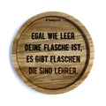 Eingekerbter Holzuntersetzer mit dem aufgedruckten Spruch „Egal wie leer deine Flasche ist, es gibt Flaschen die sind Lehrer"