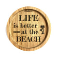 Eingekerbter Holzuntersetzer mit dem aufgedruckten Spruch „LIFE is better at the BEACH"