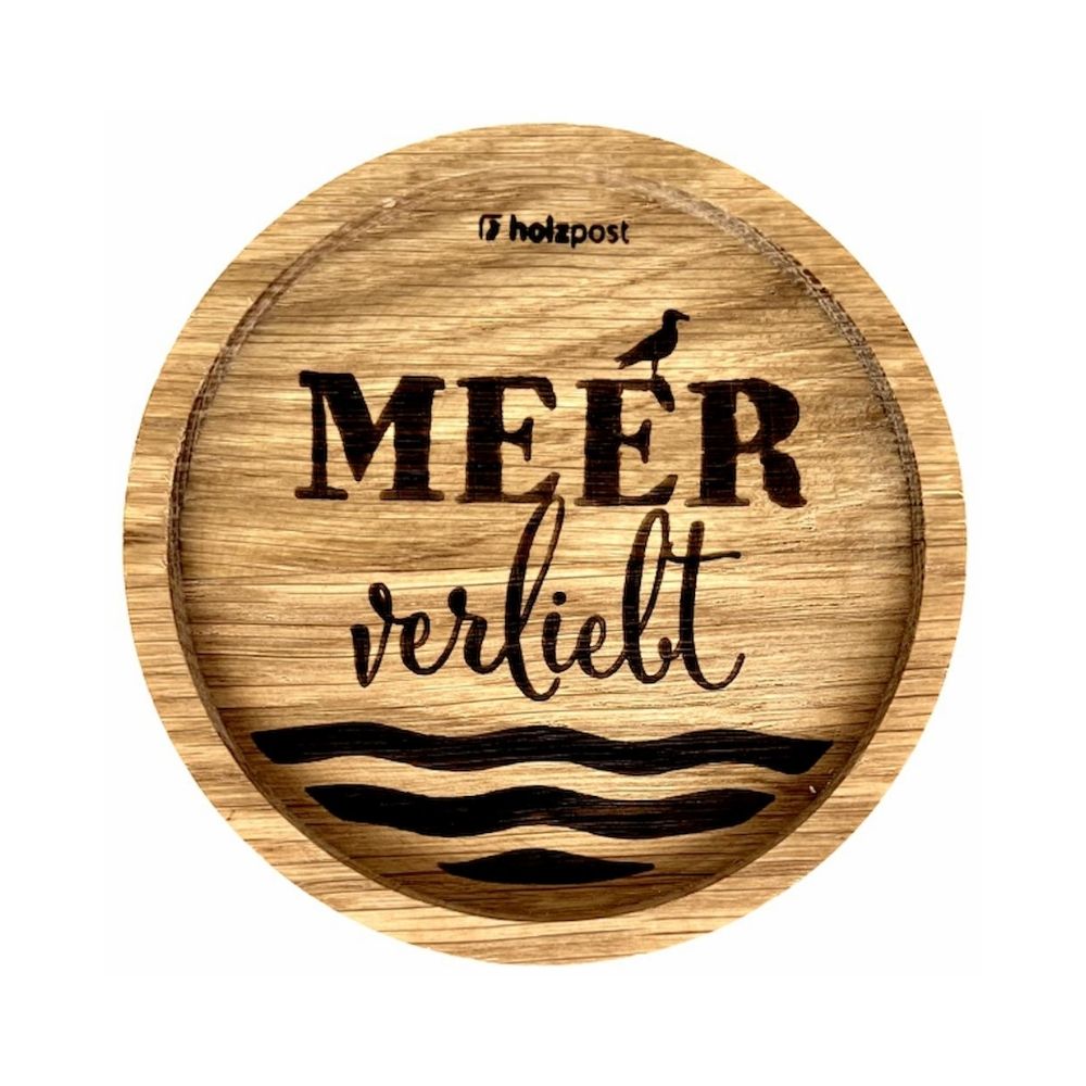 Holz untersetzer für getränke mit erhöhung am Rand mit einer eingebrannten Musterung "Meer verliebt" mit eine Möew und wasser wellen