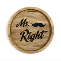 Eingekerbter Holzuntersetzer mit dem aufgedruckten Spruch „Mr. Right" und einem Schnauzbart