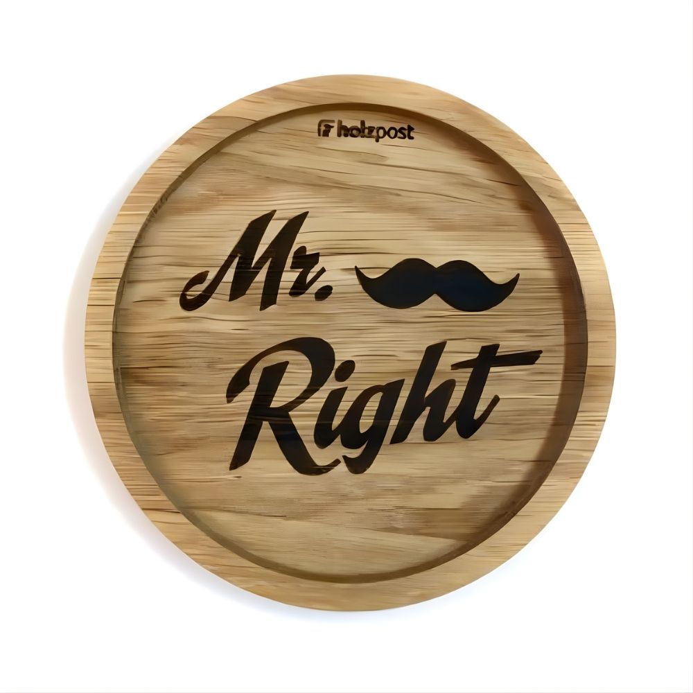 Eingekerbter Holzuntersetzer mit dem aufgedruckten Spruch „Mr. Right" und einem Schnauzbart