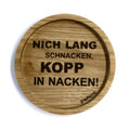 Eingekerbter Holzuntersetzer mit dem aufgedruckten Spruch „NICH LANG SCHNACKEN, KOPP IN NACKEN"