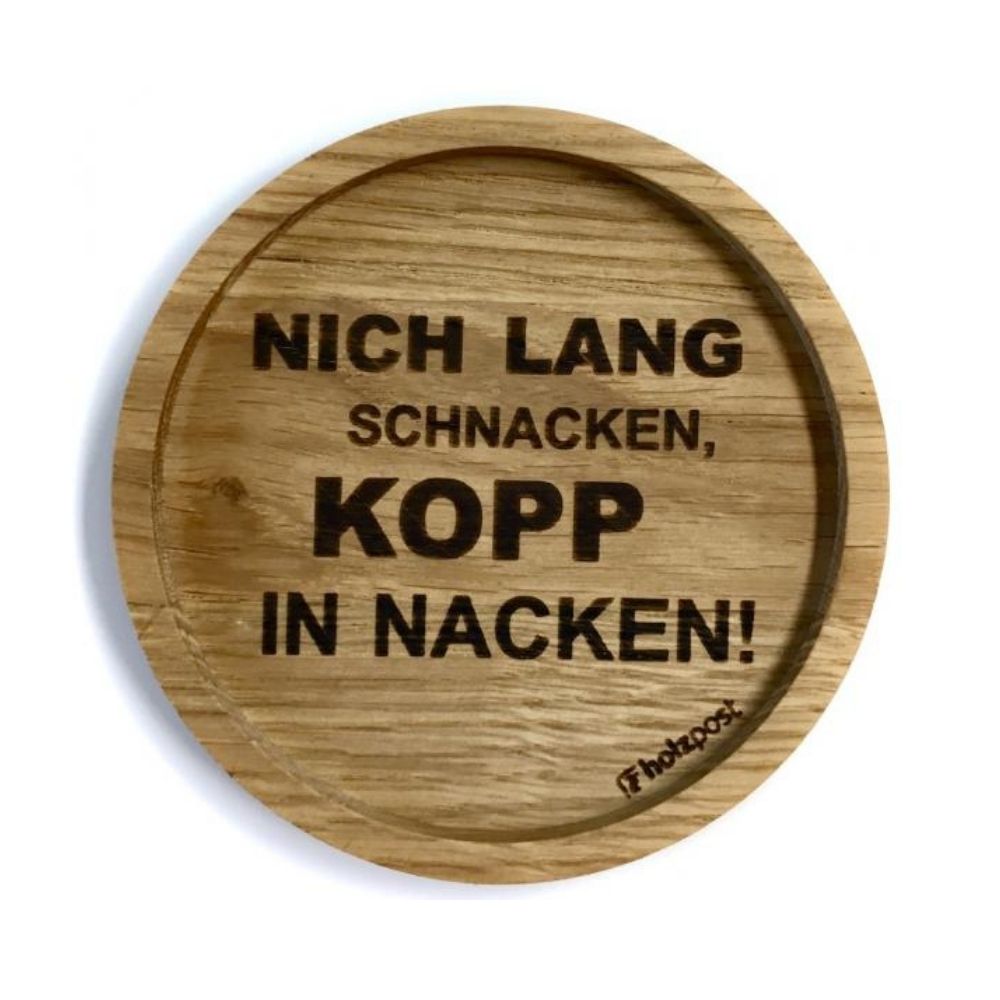 Eingekerbter Holzuntersetzer mit dem aufgedruckten Spruch „NICH LANG SCHNACKEN, KOPP IN NACKEN"