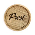 Eingekerbter Holzuntersetzer mit dem aufgedruckten Spruch „Prost"