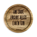 eingekerbter holz untersetzer mit einer eingebrannten Schrift "Am ende ergibt alles einen Gin"