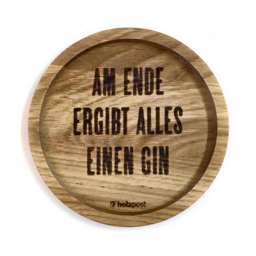 eingekerbter holz untersetzer mit einer eingebrannten Schrift "Am ende ergibt alles einen Gin"
