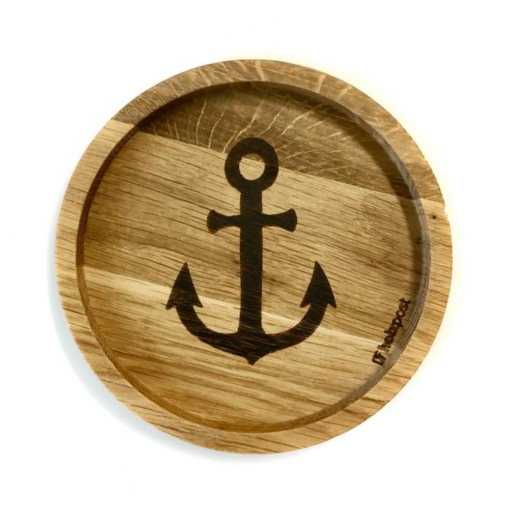 Eingekerbter Holzuntersetzer mit einem aufgedruckten Anker