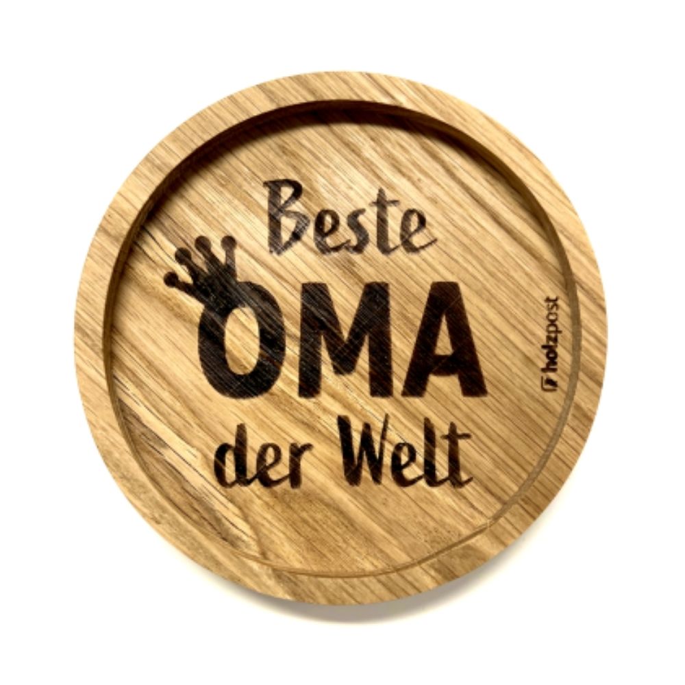 Eingekerbter Holzuntersetzer mit dem aufgedruckten Spruch „Beste Oma der Welt"