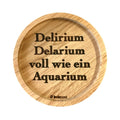 Eingekerbter Holzuntersetzer mit dem aufgedruckten Spruch „Delirium Delarium, voll wie ein Aquarium"