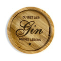 Eingekerbter Holzuntersetzer mit dem aufgedruckten Spruch „DU BIST DER GIN MEINES LEBENS" und einem kleinen Herzchen