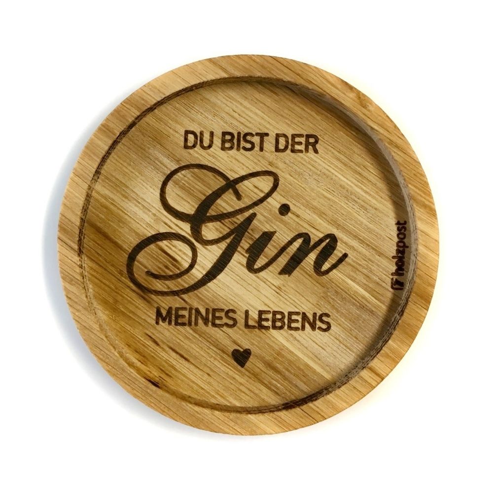 Eingekerbter Holzuntersetzer mit dem aufgedruckten Spruch „DU BIST DER GIN MEINES LEBENS" und einem kleinen Herzchen