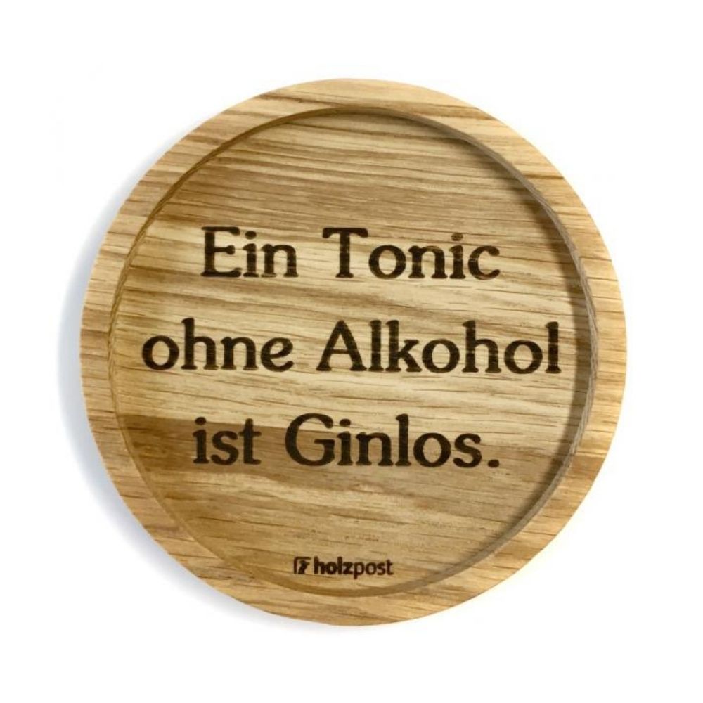 eingekerbter holz Untersetzter mit der eingebrannten Schrift "ein tonic ohne alkohol ist ginlos"