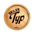 Eingekerbter Holzuntersetzer mit dem aufgedruckten Spruch „Geiler Typ"