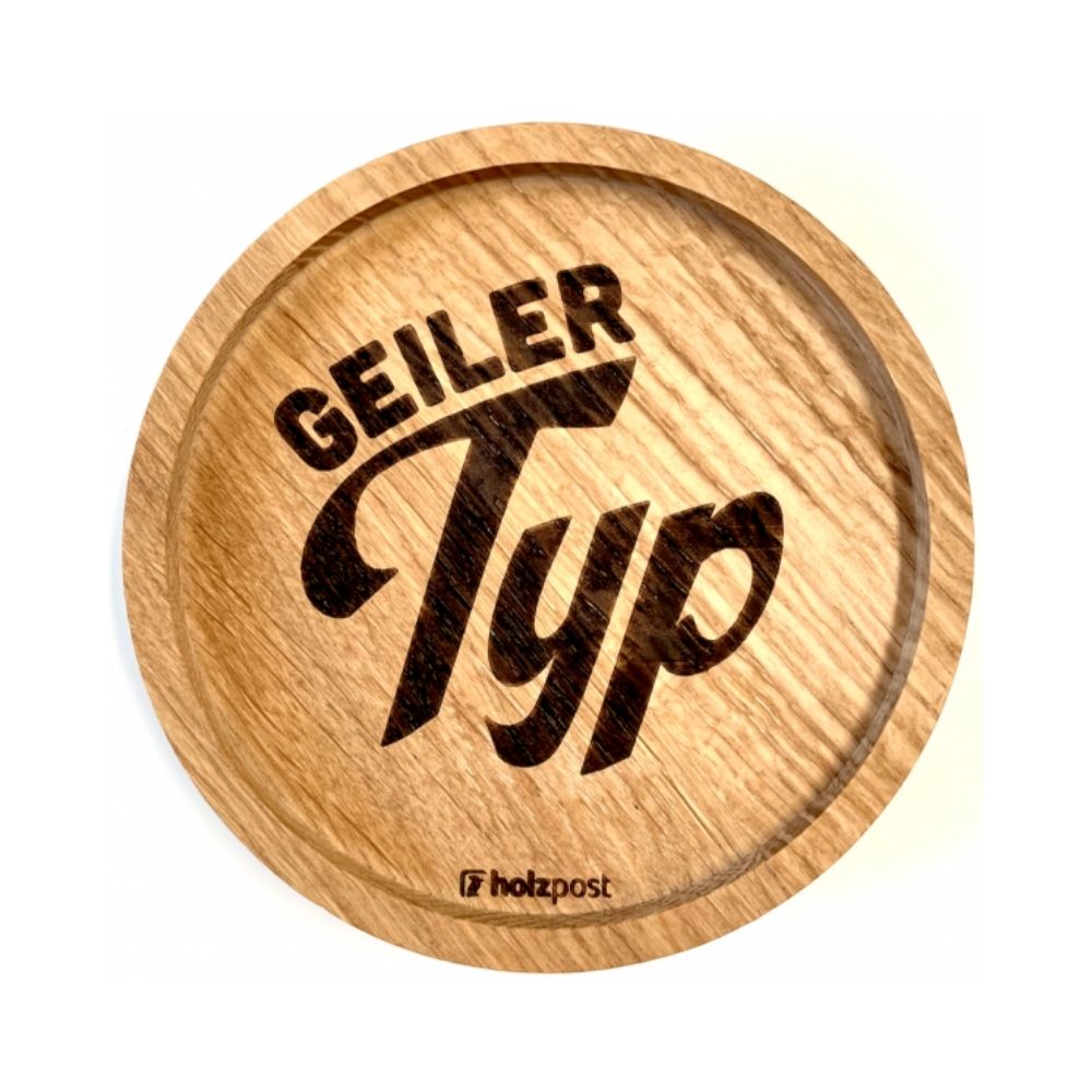 Eingekerbter Holzuntersetzer mit dem aufgedruckten Spruch „Geiler Typ"