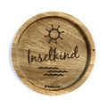 Eingekerbter Holzuntersetzer mit dem aufgedruckten Spruch „Inselkind" mit aufgedruckter Sonee und Wasser-Linien