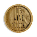 eingekerbter Holz untersetzer mit eingebrannter Schrift "Its wine o clock"