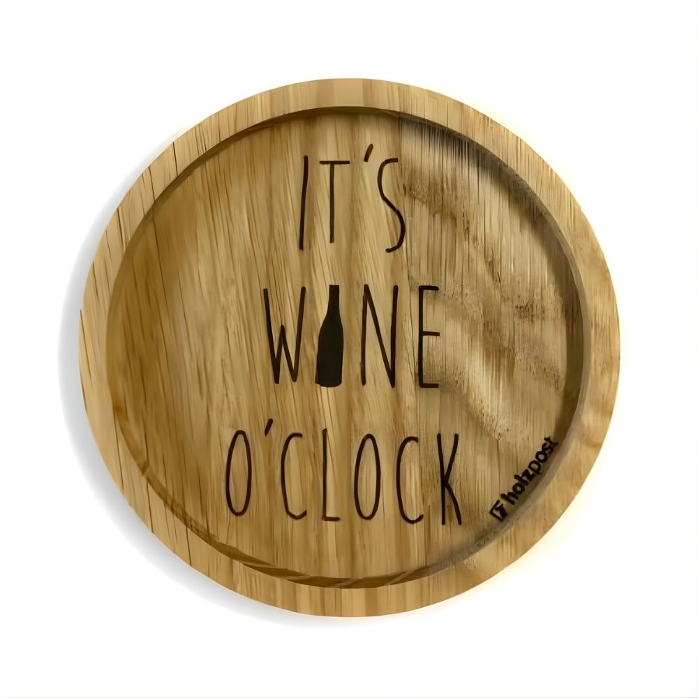 eingekerbter Holz untersetzer mit eingebrannter Schrift "Its wine o clock"