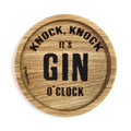Eingekerbter holz untersetzter mit eingebranner Schrift "knock, knock its gin o clock" von holzpost