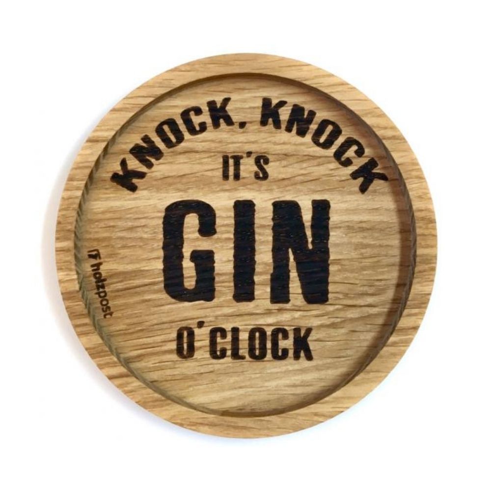Eingekerbter holz untersetzter mit eingebranner Schrift "knock, knock its gin o clock" von holzpost