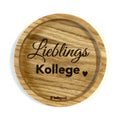 Eingekerbter Holzuntersetzer mit dem aufgedruckten Spruch „Lieblings Kollege"