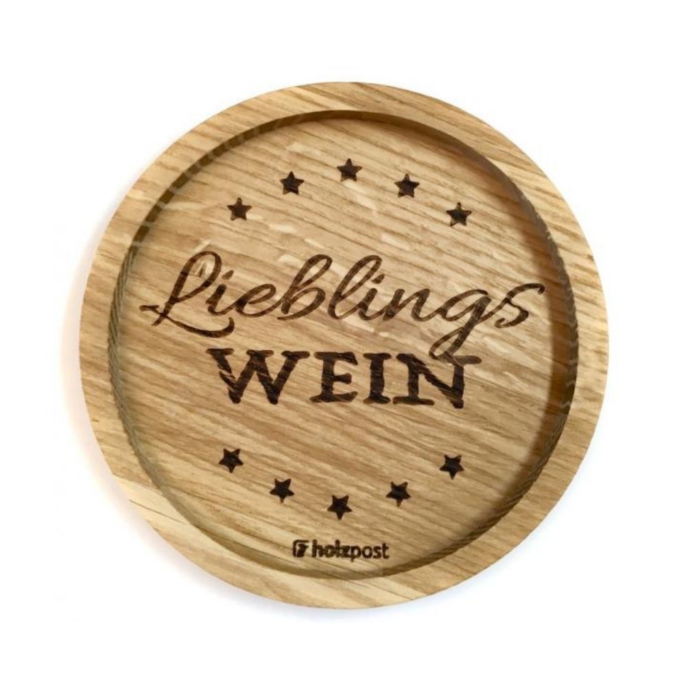 Eingekerbter Holzuntersetzer mit dem aufgedruckten Spruch „Lieblings WEIN"