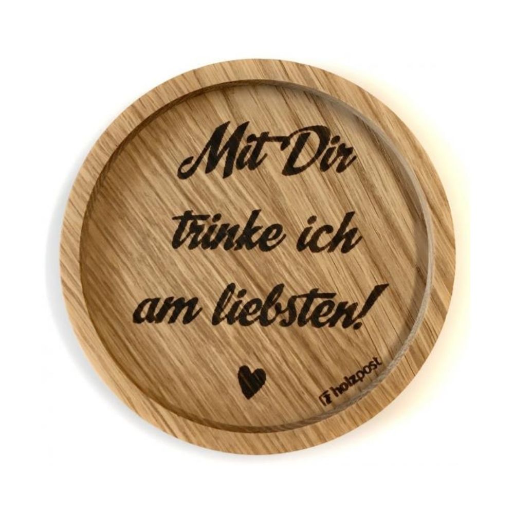 Eingekerbter Holzuntersetzer mit dem aufgedruckten Spruch „Mit dir trinke ich am Liebsten!" und einem kleinen Herzchen