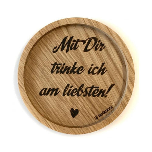 Eingekerbter Holzuntersetzer mit dem aufgedruckten Spruch „Mit dir trinke ich am Liebsten!" und einem kleinen Herzchen