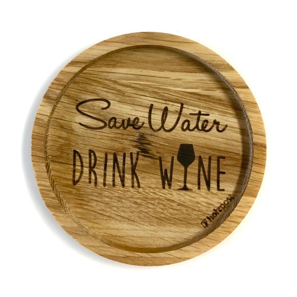Eingekerbter Holz Untersetzer mit eingebrannter Schrift "save water drink wine"