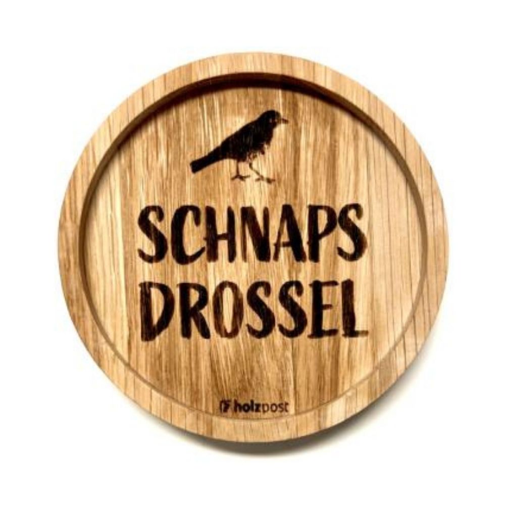 Eingekerbter Holzuntersetzer mit dem aufgedruckten Spruch „Schnaps Drossel"