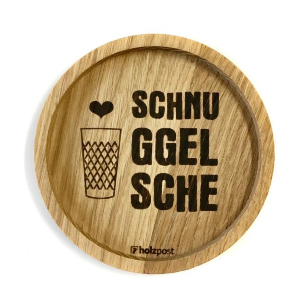 Eingekerbter Holzuntersetzer mit dem aufgedruckten Spruch „Schnuggelsche" und einem Becher mit einem Herzchen