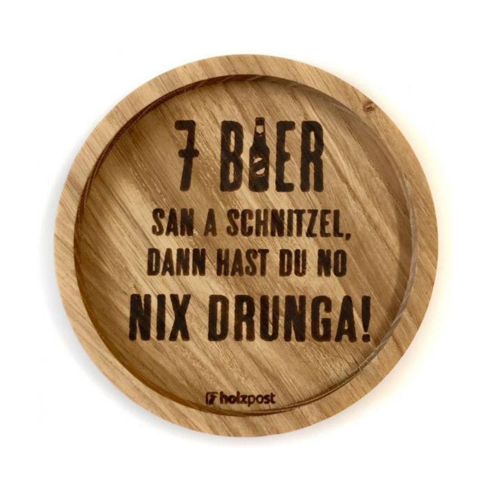 Eingekerbter Holzuntersetzer mit dem aufgedruckten Spruch „7 Bier san a Schnitzel dann hast du no nix DRUNGA!"