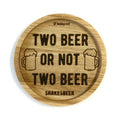 eingekerbter holz untersetzer mit einer eingebrannten Schrift "Two beer or not two beer shakesbeer" und zwei Bier Krügen