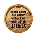 Eingekerbter Holzuntersetzer mit dem aufgedruckten Spruch „Da mir keiner das Wasser reichen kann, reicht mir ein Bier"