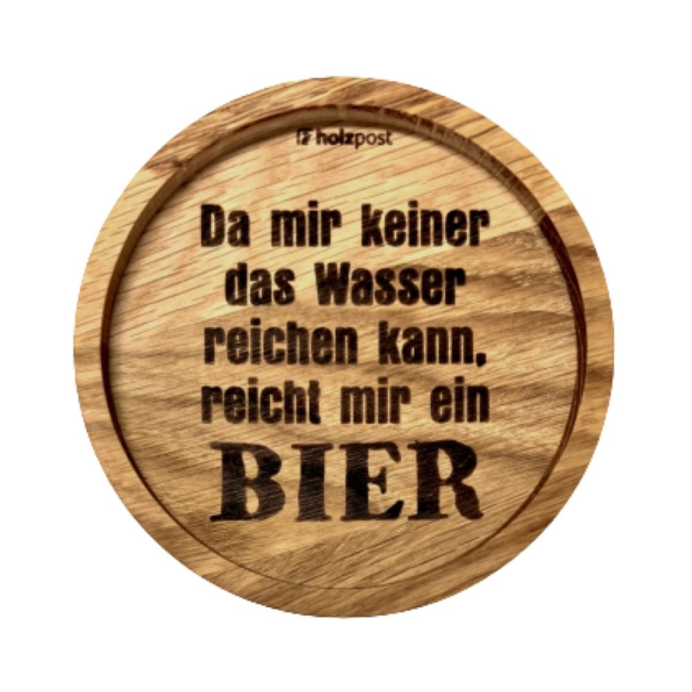 Eingekerbter Holzuntersetzer mit dem aufgedruckten Spruch „Da mir keiner das Wasser reichen kann, reicht mir ein Bier"
