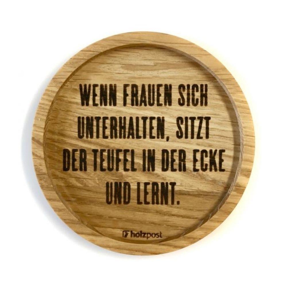 Eingekerbter Holzuntersetzer mit dem aufgedruckten Spruch „WENN FRAUEN SICH UNTERHALTEN, SITZT DER TEUFEL IN DER ECKE UND LERNT"