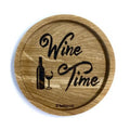 Eingekerbter Holzuntersetzer mit einer eingebrannten Schrift "Wine Time" und einer wein Flasche und einem Wein Glas