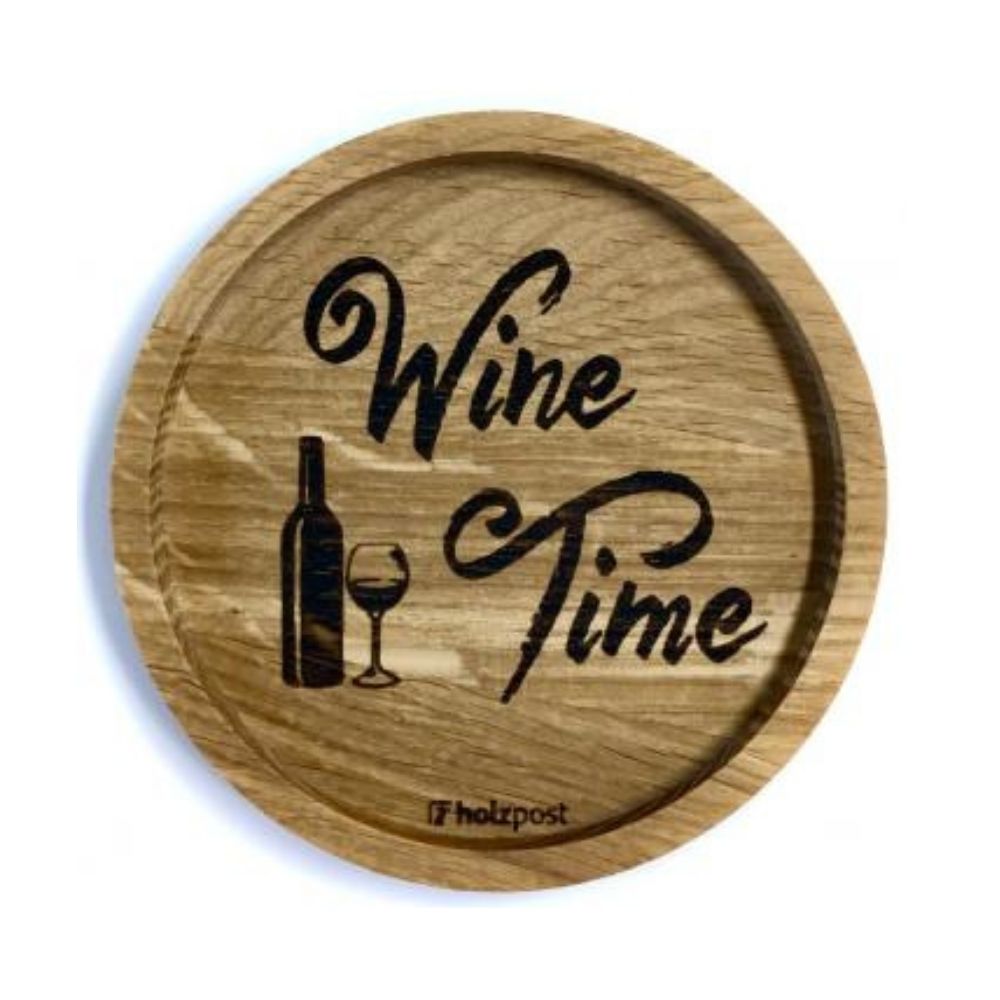 Eingekerbter Holzuntersetzer mit einer eingebrannten Schrift "Wine Time" und einer wein Flasche und einem Wein Glas
