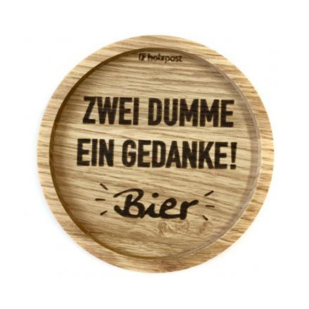 Eingekerbter Holzuntersetzer mit dem aufgedruckten Spruch „ZWEI DUMME EIN GEDANKE! Bier"