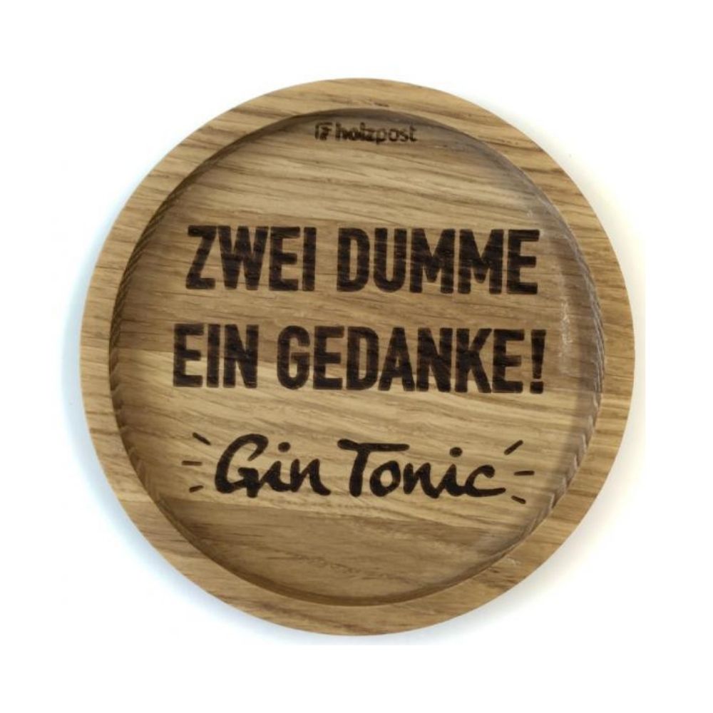 Eingekerbter Holzuntersetzer mit dem aufgedruckten Spruch „ZWEI DUMME EIN GEDANKE! Gin Tonic"
